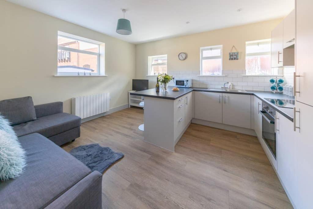 Hereford City Centre - Apartment 4, Isabella House - Modern Apartment In The Heart Of The City - Sleeps 4 Guests - Hosted By Rentmyhouse ภายนอก รูปภาพ